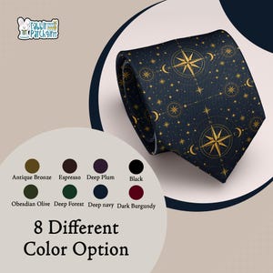 Puede incluir: Una corbata azul marino oscuro con un patrón dorado repetitivo de rosas de los vientos, estrellas y lunas crecientes. La imagen incluye un logotipo de Rabbit Patch Gifts y una tabla de colores que muestra ocho opciones de color para la corbata.