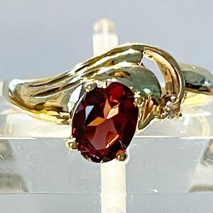 Anello in oro giallo 14k con diamanti e granato brillante ovale, misura 6,25