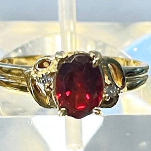 Anello in oro giallo 14k con diamanti e granato brillante ovale, misura 6