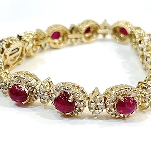 Bransoletka z 14-karatowego żółtego złota z rubinowym kaboszonem i diamentami • Biżuteria z rodu