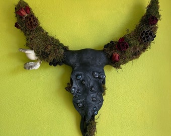 Horror druïde Heidense schedel/ enorme houten schedel met gewei, mos, bessen en paddenstoelen. heidens. satanisch. minotaurus. stier god. Keltische diëten.