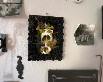 Gotisch taxidermiestuk met gedroogde bloemen. menselijke torso kunst. mos kunst aan de muur. horror art home decor. victoriaanse vintage stijl kunst aan de muur. griezelig