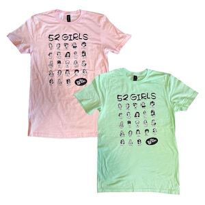 Könnte beinhalten: Zwei T-Shirts, eines rosa und eines grün, mit einem grafischen Druck von 52 Mädchen-Gesichtern und dem Text "52 Girls" und "The B-Girls".