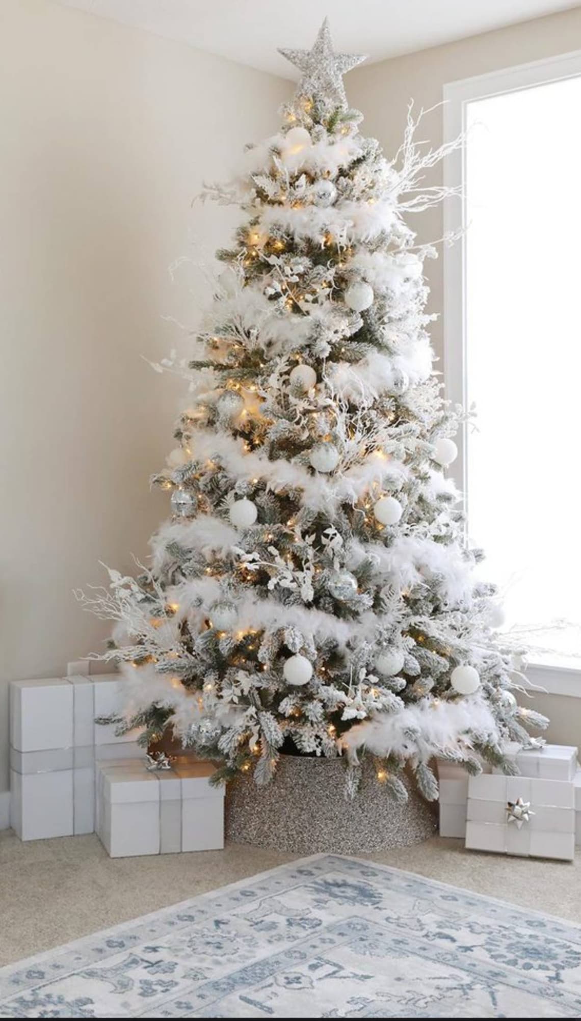 Albero Di Natale Bianco Oro E Rosso Albero di Natale bianco: una scelta raffinata e di carattere