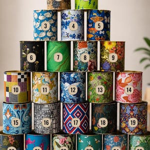 Pojemnik z recyklingowanej blachy | Doniczka do kwiatów zdobiona techniką decoupage, uchwyt na pędzle do makijażu, organizer na przybory | 16 cm