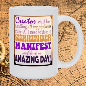 Peut inclure: Une tasse en céramique blanche avec une citation de motivation qui dit : "Créateur s'occupera de tous mes problèmes aujourd'hui. Tout ce que j'ai à faire est de me RENDRE et de MANIFESTER et d'avoir une JOURNÉE INCROYABLE !"
