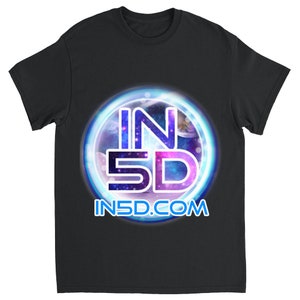 Op de afbeelding: Zwart T-shirt met een cirkelvormige afbeelding van een sterrenstelsel met de tekst "IN5D" en het websiteadres "IN5D.COM" in wit.