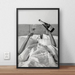 Kobieta Pijąca Wino w Łóżku Plakat, Bar Cart Print, Czarno-biały, Koktajl Ścienny Art, Plakat Alkoholowy, Wystrój Pokoju W Akademiku Dla Nastolatków, Plakat Feministyczny