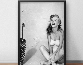 Fotografía de Marilyn Monroe sonriendo en la playa: póster artístico vintage de la actriz