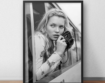 Kate Moss mit KameraVintage Fashion Print, Supermodel Schwarz Weiss Fotografie, 90er Jahre Wand Kunst Poster