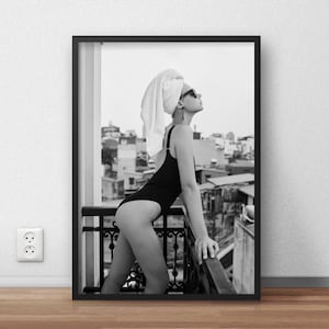 バルコニーで日光浴をする女性 プリント フェミニスト ポスター 白黒 ファッション写真 ヴィンテージ プリント可能 ウォールアート 十代の女の子の部屋の装飾