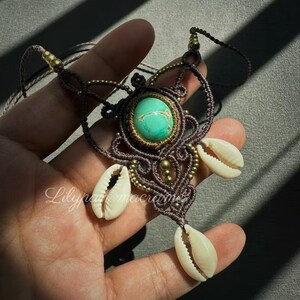 Boho Makramee Halskette mit Hubei Türkis und Muscheln – Handgemachter Beachy Choker – Schmuck Geschenk