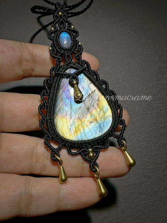 ラブラドライト・ムーンストーンのマクラメネックレス ラブラドライト・ムーンストーン（6月誕生石）マクラメ編みペンダント