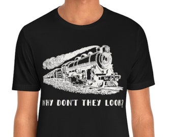 Può includere: T-shirt nero con un'illustrazione bianca di un treno a vapore e la scritta "WHY DON'T THEY LOOK?". La maglietta è realizzata in materiale morbido ed è adatta per l'abbigliamento casual. Il design è in stile vintage.