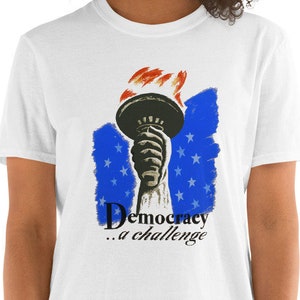 Demokratie.. eine Herausforderung (eine Überarbeitung eines 1940 Federal Art Project Poster) - Kurzarm Unisex T-Shirt
