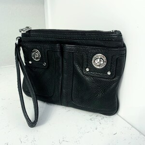 Cartera de mano con correa de muñeca de piel granulada negra Y2K de Marc by Marc Jacobs, billetera para teléfono Empire City, bolsillos con cierre de doble vuelta