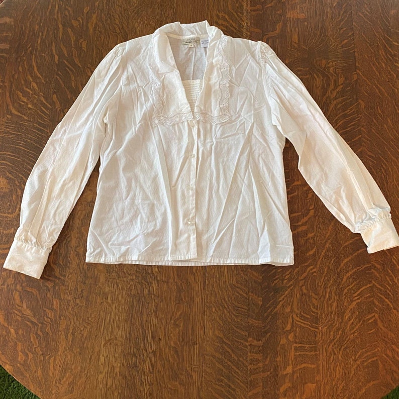 Vintage White Blouse Wide Lace trim color Jane Neal for Tanner Sport Cotton Blouse snap in dickie