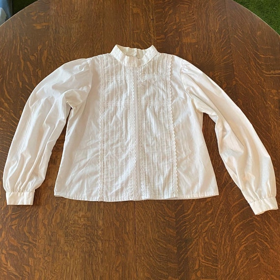 Vintage Highneck White Heritage Blouse with back b