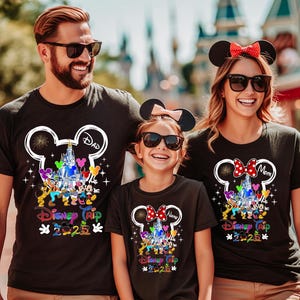 パーソナライズされたディズニー旅行シャツ、ディズニーランドシャツ、ディズニーバケーションTシャツ、ディズニーファミリーマッチングシャツ、マジカルキャッスルシャツ、ディズニーワールド