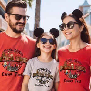 Może przedstawiać: Trójka osób w czerwonych koszulkach z nadrukiem globusa z tekstem "Family Vacation Universal Studios 2025" i "Custom Text".
