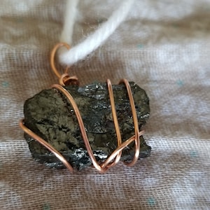 Colar Shungite cru em embalagem de cobre
