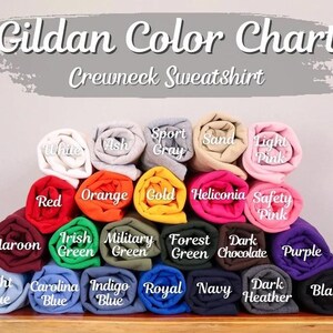 K&ouml;nnte beinhalten: Farbkarte f&uuml;r Gildan Crewneck-Sweatshirts mit einer Vielzahl von Farben. Zu den Farben geh&ouml;ren Wei&szlig;, Aschgrau, Sportgrau, Sand, Hellrosa, Rot, Orange, Gold und mehr. Der Text "Gildan Color Chart Crewneck Sweatshirt" steht oben.