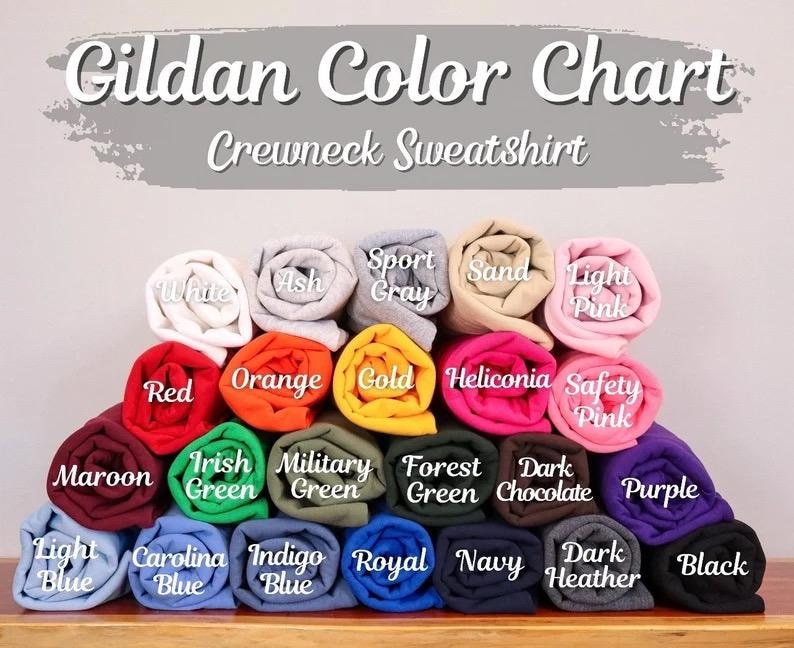 K&ouml;nnte beinhalten: Farbkarte f&uuml;r Gildan Crewneck-Sweatshirts mit einer Vielzahl von Farben. Zu den Farben geh&ouml;ren Wei&szlig;, Aschgrau, Sportgrau, Sand, Hellrosa, Rot, Orange, Gold und mehr. Der Text "Gildan Color Chart Crewneck Sweatshirt" steht oben.