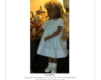 Puede incluir: Un patrón de costura para un vestido smock para una muñeca de 40 cm. El patrón incluye un yugo alto, un cuello Peter Pan, una manga corta fruncida y ropa interior. El patrón se llama "Sasha's Smocked Dress" y es de Simply Grace Designs.