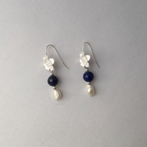 Pendant earrings in scaramazze pearls and lapis lazuli