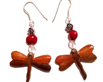 Boucles d’oreilles en bois en forme de libellule, de verre et de graines naturelles