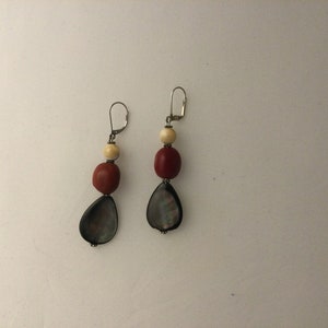 Dangling earrings in natural seeds by Saga and mother of pearl