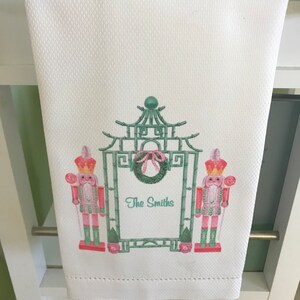 Toalla china navideña personalizada blanca con diseño chinoiserie, pagoda rosa y verde, regalos y corona