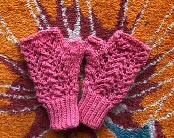 Salmon Vee Fingerless Gloves