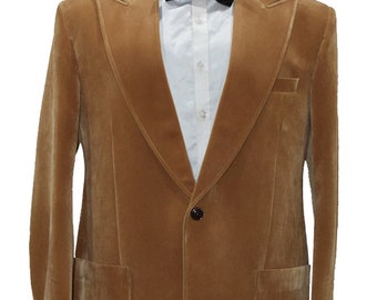 Pode incluir: Um blazer de veludo castanho com um fecho de botão único e um bolso de remendo no lado esquerdo. O blazer tem um colar de xale e é apresentado num manequim.