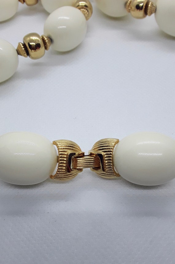 Vintage White and Gold Rare Trifari Beaded Statem… - image 5