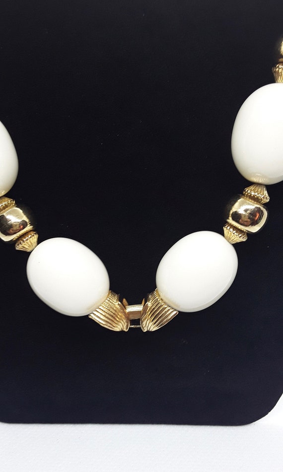 Vintage White and Gold Rare Trifari Beaded Statem… - image 4