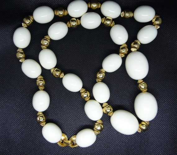 Vintage White and Gold Rare Trifari Beaded Statem… - image 7