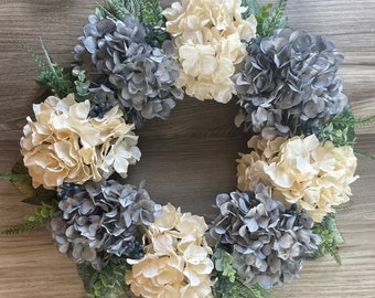 Couronne de fleurs d'hortensias bleue et crème prête à être expédiée
