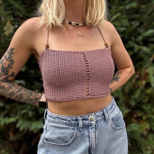 Open back beach top customizable crochet pattern. Lightweight summer crop top for beachwear, breathable backless cover-up for vacation or resort style, in dusty pink color.