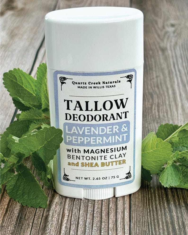K&ouml;nnte beinhalten: Ein wei&szlig;er Deodorant-Stick aus Kunststoff mit einem Etikett, das Quartz Creek Naturals, Tallow Deodorant, Lavender & Peppermint with Magnesium, Bentonite Clay and Shea Butter, 75 g beschriftet ist. Das Etikett zeigt schwarzen und blauen Text.
