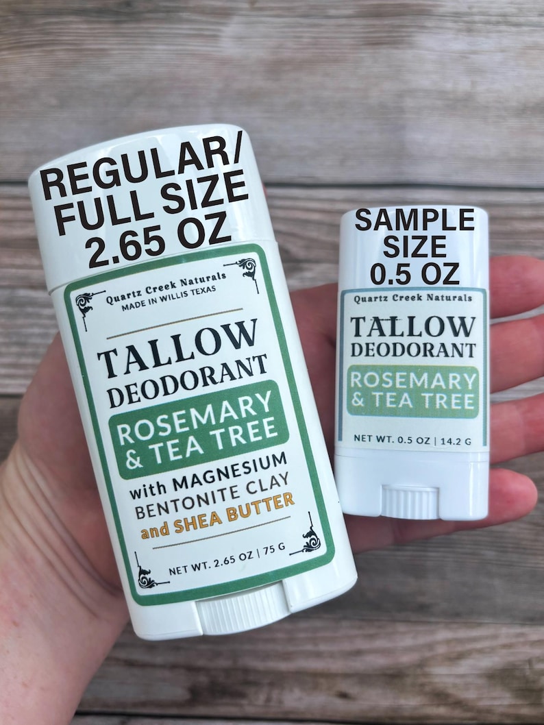 K&ouml;nnte beinhalten: Zwei wei&szlig;e Deodorant-Sticks mit der Aufschrift Quartz Creek Naturals Tallow Deodorant Rosemary & Tea Tree. Der gr&ouml;&szlig;ere Stick ist mit REGULAR/FULL SIZE 75 G und der kleinere mit SAMPLE SIZE 14.2 G gekennzeichnet, beide mit Magnesium, Bentonit-Ton und Sheabutter.