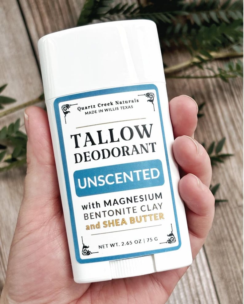 K&ouml;nnte beinhalten: Ein wei&szlig;er Deodorant-Stick aus Kunststoff mit einem rechteckigen Etikett. Das Etikett tr&auml;gt die Aufschrift Quartz Creek Naturals, Tallow Deodorant, Unscented, with Magnesium, Bentonite Clay and Shea Butter, sowie Net Wt. 2.65 oz | 75 g.