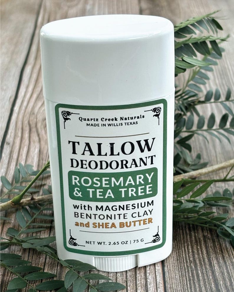 K&ouml;nnte beinhalten: Ein wei&szlig;er, zylindrischer Deodorant-Stick mit einem gr&uuml;n-wei&szlig;en Etikett. Der Text lautet Quartz Creek Naturals, Tallow Deodorant, Rosemary & Tea Tree with Magnesium, Bentonite Clay and Shea Butter, Net Wt. 2.65 oz | 75 g.