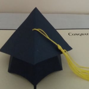 Cartão de felicitações pop-up Chapéu de formatura com borla amarela 3D Kirigami