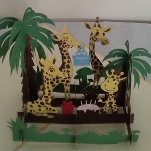 Cartão De Aniversário Pop-up Feliz Aniversário Girafas com Palmeiras e Presentes 3D Kirigami