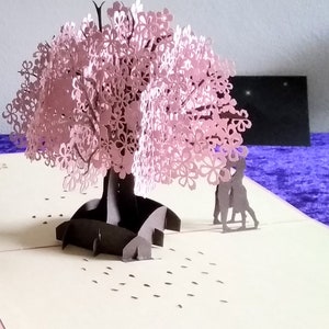 Couple s'embrassant sous un cerisier en fleurs - pop-up Kirigami 3D Carte de vœux