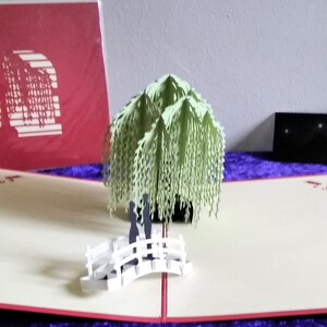 Couple sur le pont sous Willow Tree avec Swan Carte de vœux pop-up Kirigami 3D