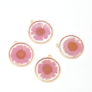 9PCS Gold Tone Real Dried Daisy Flower Resin Round Charm Pendant, Purple Pink -01