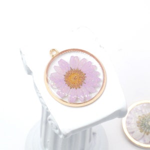 4PCS Gold Tone Real Dried Daisy Flower glitter Resin Round , Purple Flower GBY1053