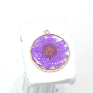 Clearance 8PCS Gold Tone Real Dried Daisy Flower glitter Resin Round Purple Flower GBY1051